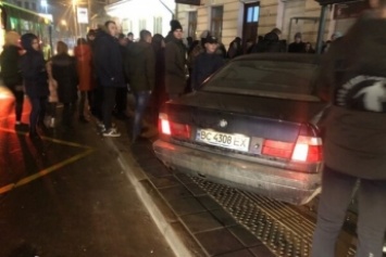 Ездил без прав и нарушал ПДД: во Львове водитель влетел в остановку с людьми. Фото и видео ДТП