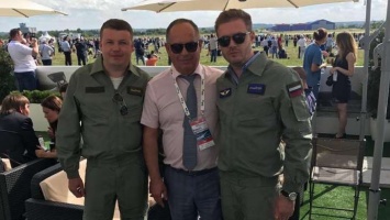 Директора киевского авиазавода уволили за фото в форме пилота ВКС РФ