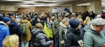 ЧП в киевском метро: на станциях огромная давка, людей не выпускают. Первые подробности