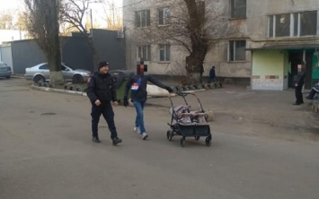Украли у детей коляску: патрульные задержали злодеев на поселке Котовского