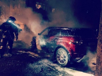 В Севастополе сгорел Range Rover Evoque (ВИДЕО)