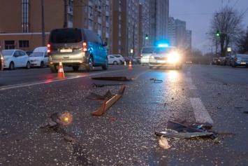 В Киеве пьяный водитель на Mitsubishi разбил семь авто и отправил друга в больницу: фото и видео