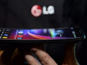 LG запатентовала смартфон с гибким дисплеем-обложкой
