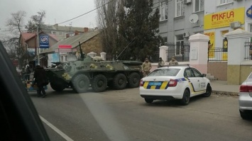 На улицы Херсона выехали военные на БТРах: что произошло