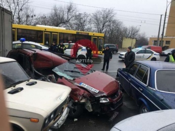 Масштабное ДТП в Киеве: Mitsubishi с пьяным водителем протаранил 6 автомобилей