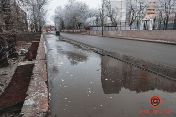 В Днепре на Макарова прорвало трубу