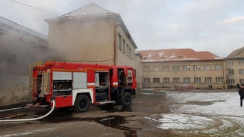 На Закарпатье в школе загорелся спортзал: фото