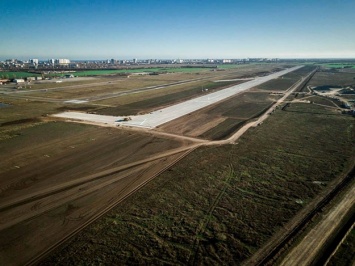 В Одесском аэропорту продолжают ремонт взлетно-посадочной полосы: что сейчас там делают