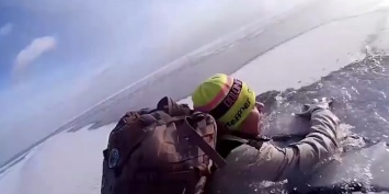 Туристы провалились под лед Байкале в 300 метрах от берега