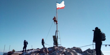 На вершине Ай-Петри водрузили флаг Крыма