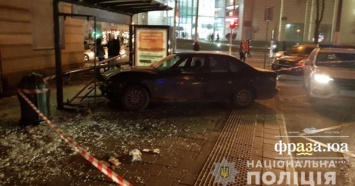 В центре Львова машина протаранила остановку с людьми
