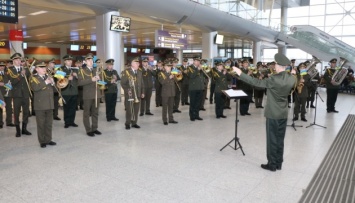 Музыканты сводного оркестра почтили память "киборгов" в аэропорту "Львов"