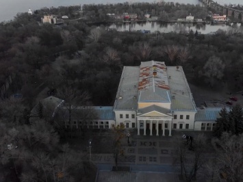 Разрушенные ступеньки и ржавая крыша: смотри, как выглядит Дворец студентов с высоты птичьего полета (видео)