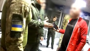 "Собирал на путевку три года": в аэропорту "Борисполь" пассажир угрожал разорвать пограничников и не улетел в Египет