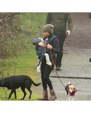 Счастливая Меган Маркл на прогулке с сыном Арчи и собаками