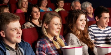 Российских школьников будут стимулировать ходить в кино