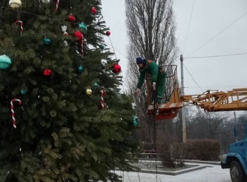 С улиц Киева убирают новогодние декорации (фото)