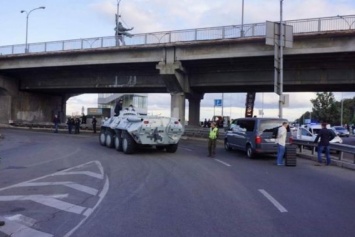 Угрожавшего взорвать мост Метро в Киеве отправили в психбольницу
