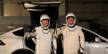 Кроссоверы Tesla будут доставлять астронавтов к ракетам