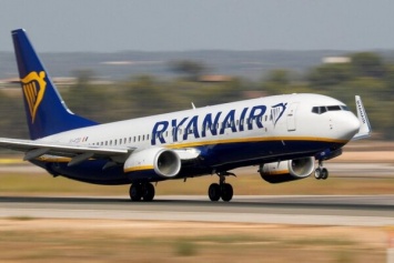 Boeing авиакомпании Ryanair загорелся в воздухе: салон в дыму попал на видео