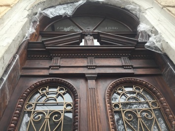 На Преображенской за бюджетный счет отреставрировали старинные двери: получилось в четыре раза дороже, чем у общественников