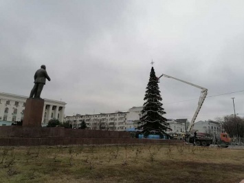 В центре Симферополя разбирают главную городскую елку