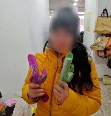 В Черкасской области в секонд-хенде дети нашли фаллоимитаторы и бились ими (ВИДЕО)