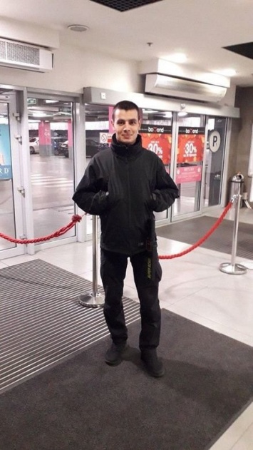 Герой из Мариуполя. Охранник эвакуировал людей из киевского супермаркета, - ФОТО