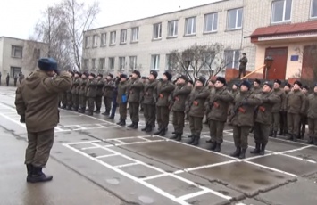 Призывать в армию начнут всех, а срок службы изменят: Министр обороны рассказал подробности