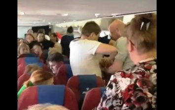 Буянившую в самолете пассажирку утихомирили скотчем (видео)