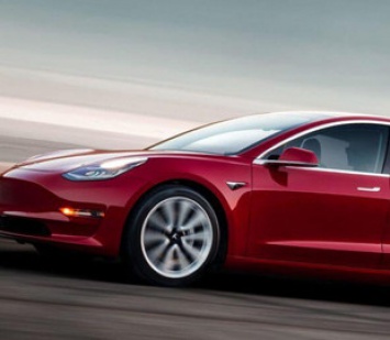 Tesla отрицает, что электрокары «газуют» без участия водителя