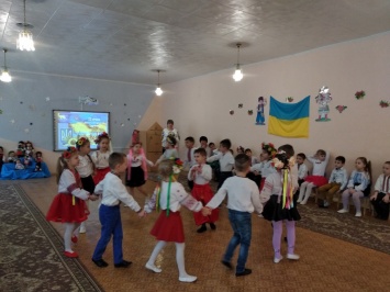 В детском саду танцевали с рушниками и саблями в честь Дня соборности