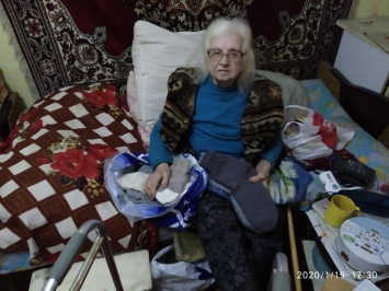 Кому-то еще труднее: 86-летняя одесситка вяжет теплые носки для бездомных