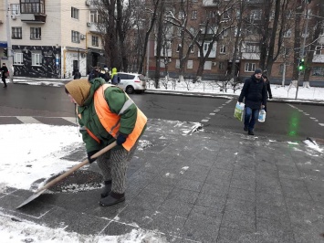 Дороги в Киеве обработали против гололеда
