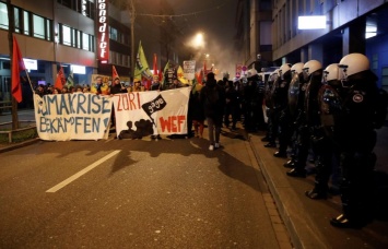 Швейцарская полиция разогнала водометами и газом протесты против форума в Давосе