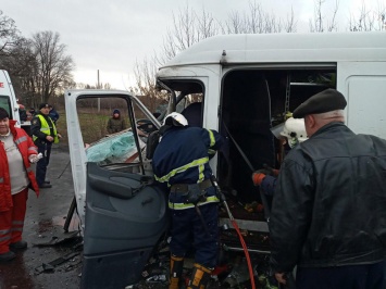 На Днепропетровщине грузовик столкнулся с маршруткой: зажатого водителя доставали спасатели, - ФОТО