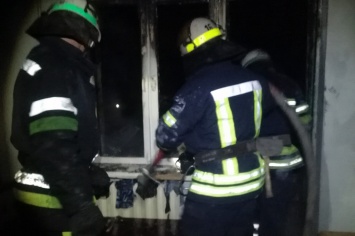 В Кривом Роге горела квартира: спасатели вынесли на улицу женщину