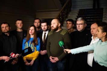''ЕС'' и родные Небесной сотни объединились против адвоката Януковича в ГБР