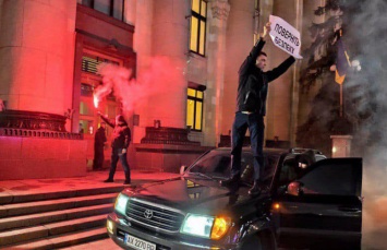 Подогнали машину под двери и жгли фаера: в Харькове активисты провели акцию под стенами ХОГА