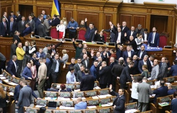 Украинцам показали зарплаты депутатов за декабрь
