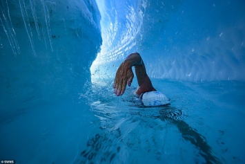 Британец первым в мире проплыл под тающим антарктическим льдом (ФОТО)
