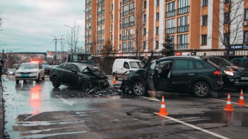 Под Киевом легковушки не поделили дорогу: несколько пострадавших