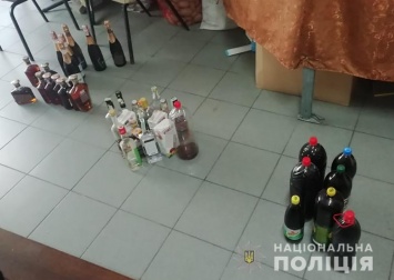 В Запорожье полиция и общественники накрыли алкомаркет