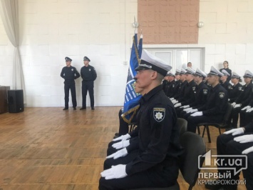 Онлайн: 35 выпускников Криворожской академии патрульной полиции принимают присягу на верность украинскому народу