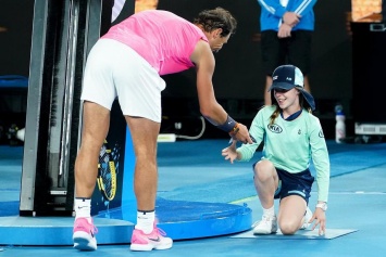 Надаль страшно испугался, когда на Australian Open попал девочке мячом в лицо, а после поцеловал и извинился