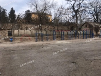 На территории школы в Мелитополе нашли "схрон" с банковскими картами (видео)