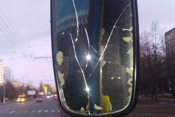 В Кривом Роге пьяный пассажир сломал руку водителю и разбил зеркало в троллейбусе