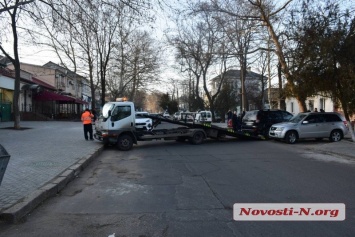В Николаеве муж с женой делили машину - улица в центре города оказалась заблокированной