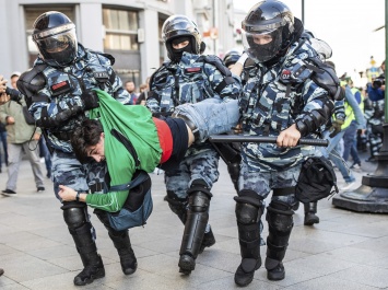 Мишустин утвердил надбавки полицейским, работающим на митингах