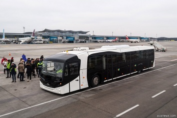 Аэропорт Борисполь показал первый в мире автобус МАЗ 271 для перевозки пассажиров